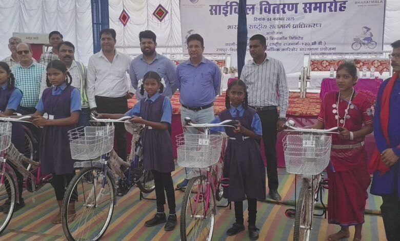 बेटियों की शिक्षा के मार्ग में बढ़ा आत्मनिर्भरता का पहिया, – कांकेर में एनएचएआई ने छात्राओं को बांटी साइकिलें बेटियों की शिक्षा के मार्ग में बढ़ा आत्मनिर्भरता का पहिया, – कांकेर में एनएचएआई ने छात्राओं को बांटी साइकिलें