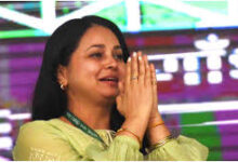 लालू की बेटी रोहिणी ने छोड़ी राजनीति, बोली – मैं अपने परिवार से भी नाता तोड़ रही हूं