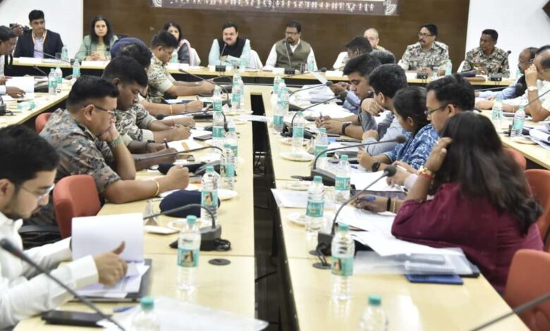 अपर मुख्य सचिव गृह ने ली एलडब्ल्यूई जिलों में विकास कार्यों व शासकीय योजनाओं के क्रियान्वयन की समीक्षा बैठक