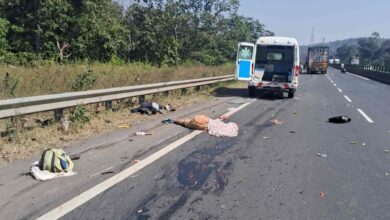 तेज रफ्तार कंटेनर ने बाइक सवार दंपति को मारी टक्कर तेज रफ्तार कंटेनर ने बाइक सवार दंपति को मारी टक्कर