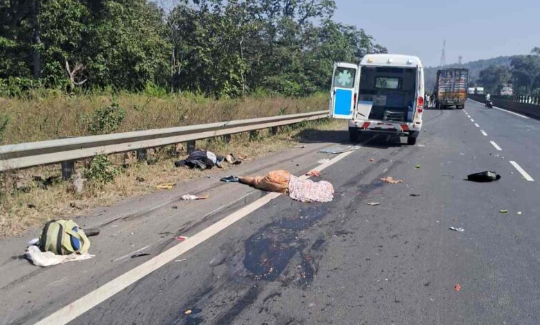 तेज रफ्तार कंटेनर ने बाइक सवार दंपति को मारी टक्कर तेज रफ्तार कंटेनर ने बाइक सवार दंपति को मारी टक्कर