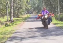 बाइक पर पत्नी को ले जा रहे पति की मदद को आगे आया प्रशासन