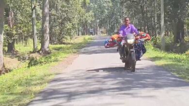 बाइक पर पत्नी को ले जा रहे पति की मदद को आगे आया प्रशासन