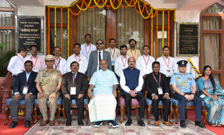 उपराष्ट्रपति ने राजभवन परिवार के साथ कराई फोटोग्राफी उपराष्ट्रपति ने राजभवन परिवार के साथ कराई फोटोग्राफी