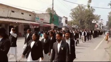 न्यायालय भवन स्थल को लेकर अधिवक्ताओं का अनिश्चितकालीन कार्य बहिष्कार न्यायालय भवन स्थल को लेकर अधिवक्ताओं का अनिश्चितकालीन कार्य बहिष्कार