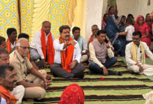 उपमुख्यमंत्री शर्मा ने भैंसबोड़ में चौपाल लगाकर जमीन पर बैठ सुनीं ग्रामीणों की समस्याएं