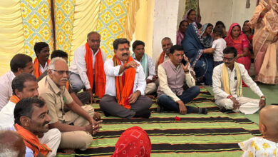 उपमुख्यमंत्री शर्मा ने भैंसबोड़ में चौपाल लगाकर जमीन पर बैठ सुनीं ग्रामीणों की समस्याएं