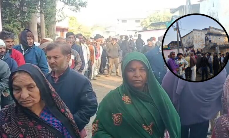 खाद की कमी से किसान और महिलाएं परेशान