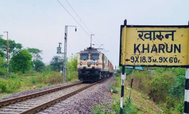 सेल्फी लेने के दौरान अज्ञात युवती रेल से गिरी, मौत सेल्फी लेने के दौरान अज्ञात युवती रेल से गिरी, मौत