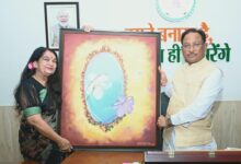 सीएम से इंदिरा कला संगीत विश्वविद्यालय की कुलपति डॉ. लवली शर्मा ने की भेंट