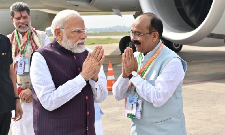 प्रधानमंत्री मोदी रायपुर पहुंचे, छत्तीसगढ़ राज्य स्थापना दिवस पर करेंगे नए विधानसभा भवन का उद्घाटन प्रधानमंत्री मोदी रायपुर पहुंचे, छत्तीसगढ़ राज्य स्थापना दिवस पर करेंगे नए विधानसभा भवन का उद्घाटन