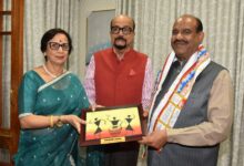 राज्यपाल ने लोकसभा अध्यक्ष बिड़ला को स्मृति चिन्ह किया भेंट