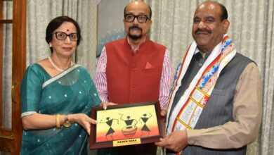 राज्यपाल ने लोकसभा अध्यक्ष बिड़ला को स्मृति चिन्ह किया भेंट राज्यपाल ने लोकसभा अध्यक्ष बिड़ला को स्मृति चिन्ह किया भेंट