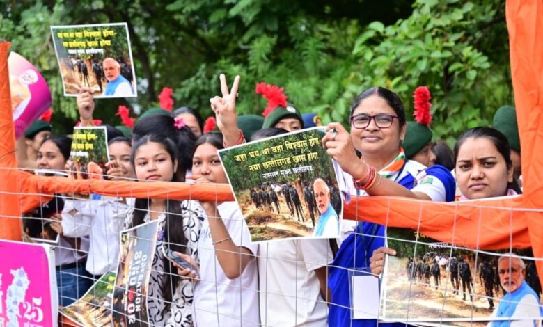 पीएम ने किया एयरपोर्ट से शांति शिखर भवन तक रोड शो