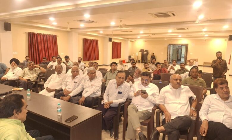 अग्रवाल समाज ने महतारी मूर्ति तोड़ने की घटना पर की सख्त कार्रवाई की मांग अग्रवाल समाज ने महतारी मूर्ति तोड़ने की घटना पर की सख्त कार्रवाई की मांग