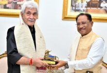 सीएम से जम्मू-कश्मीर के उपराज्यपाल सिन्हा ने की मुलाकात