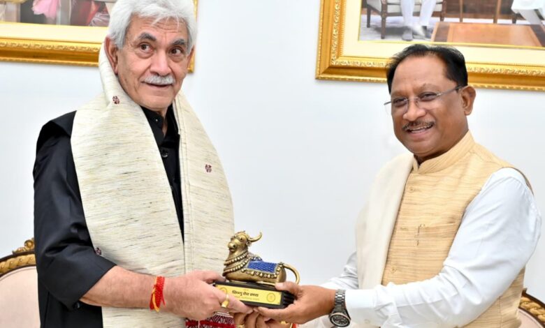 सीएम से जम्मू-कश्मीर के उपराज्यपाल सिन्हा ने की मुलाकात सीएम से जम्मू-कश्मीर के उपराज्यपाल सिन्हा ने की मुलाकात