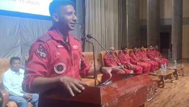 सूर्यकिरण एरोबैटिक टीम ने बच्चों से की मुलाकात कर बढ़ाया उत्साह और किया प्रेरित