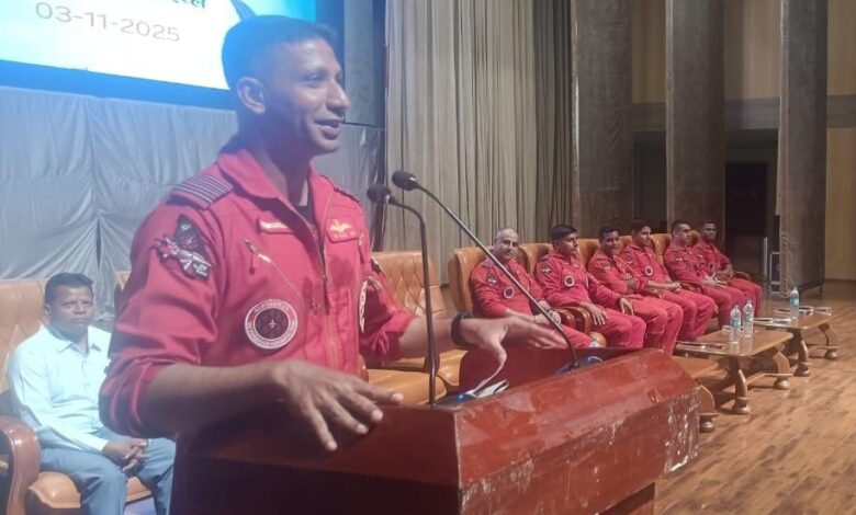 सूर्यकिरण एरोबैटिक टीम ने बच्चों से की मुलाकात कर बढ़ाया उत्साह और किया प्रेरित