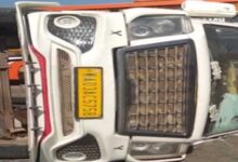ट्रेवलर वाहन अनियंत्रित होकर सड़क के बीचों-बीच पलटी