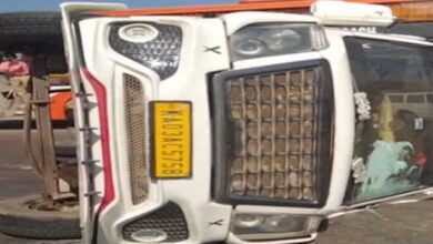 ट्रेवलर वाहन अनियंत्रित होकर सड़क के बीचों-बीच पलटी
