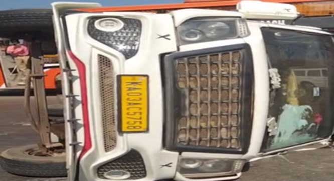 ट्रेवलर वाहन अनियंत्रित होकर सड़क के बीचों-बीच पलटी