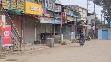 जर्जर सड़क के विरोध में केशकाल में पूर्ण बंद, लोगों ने की मरम्मत की मांग जर्जर सड़क के विरोध में केशकाल में पूर्ण बंद, लोगों ने की मरम्मत की मांग