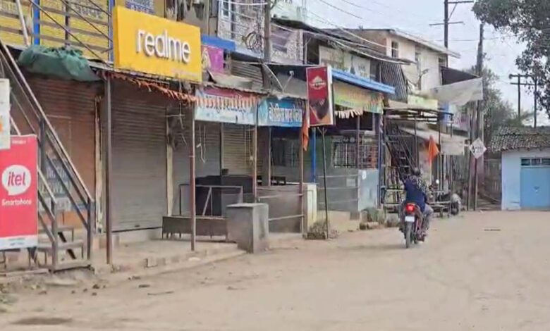 जर्जर सड़क के विरोध में केशकाल में पूर्ण बंद, लोगों ने की मरम्मत की मांग जर्जर सड़क के विरोध में केशकाल में पूर्ण बंद, लोगों ने की मरम्मत की मांग