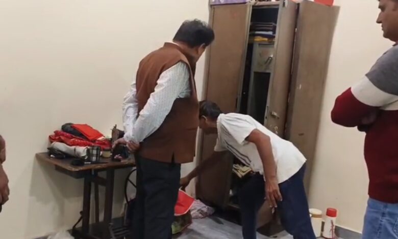 सरकारी कर्मचारी के घर से लाखों की चोरी, पुलिस जांच में जुटी सरकारी कर्मचारी के घर से लाखों की चोरी, पुलिस जांच में जुटी