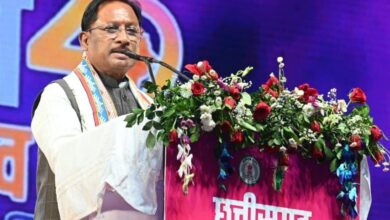 सीएम ने दो शहीदों के परिजनों और 12 पुलिस जवानों को प्रदान किया वीरता पदक सीएम ने दो शहीदों के परिजनों और 12 पुलिस जवानों को प्रदान किया वीरता पदक