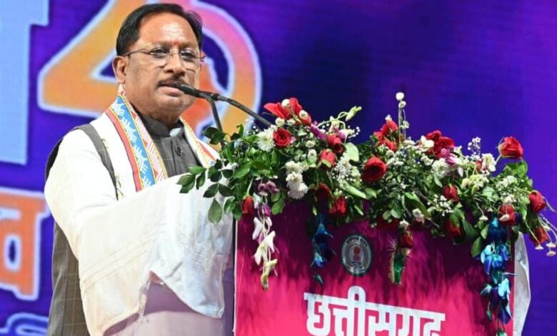 सीएम ने दो शहीदों के परिजनों और 12 पुलिस जवानों को प्रदान किया वीरता पदक सीएम ने दो शहीदों के परिजनों और 12 पुलिस जवानों को प्रदान किया वीरता पदक