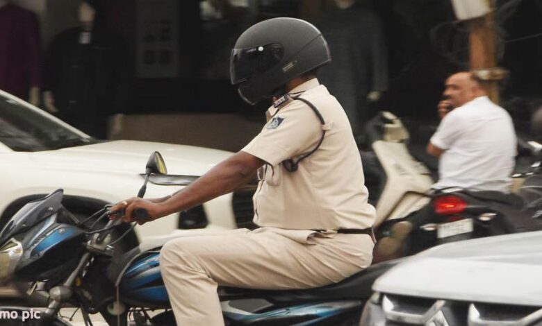 हेलमेट पहनना अब अनिवार्य, नहीं तो कटेगा चालान हेलमेट पहनना अब अनिवार्य, नहीं तो कटेगा चालान