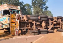 अंतागढ़ के हीमोडा पुल पर दो ट्रक दुर्घटना का हुए शिकार