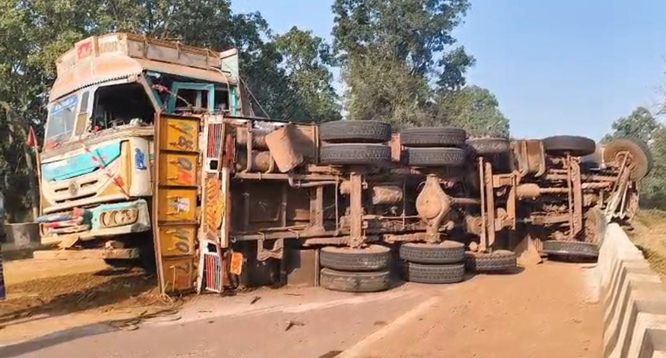 अंतागढ़ के हीमोडा पुल पर दो ट्रक दुर्घटना का हुए शिकार अंतागढ़ के हीमोडा पुल पर दो ट्रक दुर्घटना का हुए शिकार
