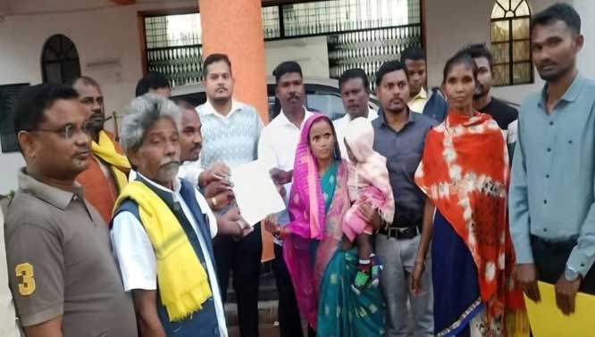 प्रस्तावित 11 किमी सड़क निर्माण काे पूरा करने तीन ग्राम पंचायतों के जन प्रतिनिधियों ने साैंपा ज्ञापन