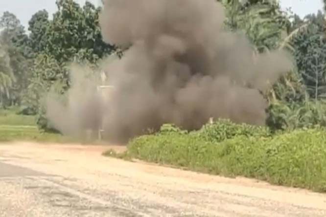 प्रेशर आईईडी विस्फाेट से एक महिला आरक्षक घायल प्रेशर आईईडी विस्फाेट से एक महिला आरक्षक घायल