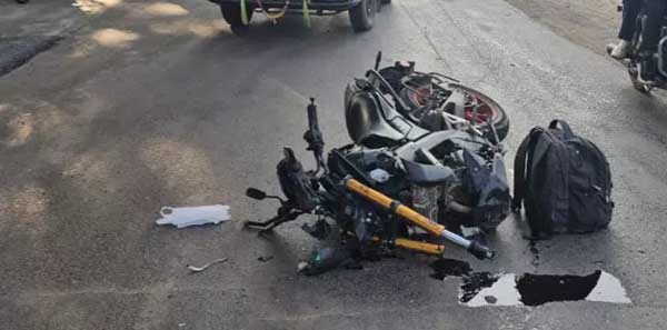 तेज रफ्तार ट्रक की टक्कर से दाे एमबीबीएस विद्यार्थियों की हुई माैत