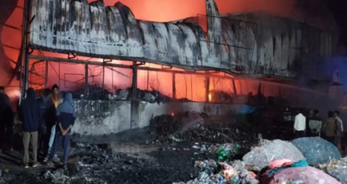 बाबू सेमरा में स्थित एमआरएफ सेंटर में लगी भीषण आग, सुबह तक बुझाया जाता रहा