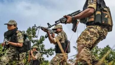 बीजापुर में जारी मुठभेड़ में तीन नक्सली ढेर, बड़ी मात्रा में हथियार बरामद