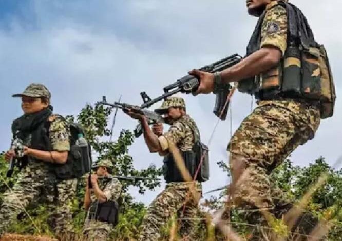 बीजापुर में जारी मुठभेड़ में तीन नक्सली ढेर, बड़ी मात्रा में हथियार बरामद बीजापुर में जारी मुठभेड़ में तीन नक्सली ढेर, बड़ी मात्रा में हथियार बरामद