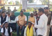 विश्रामपुरी में किसान बाड़ागांव में धान खरीदी केंद्र खुलवाने धरने पर बैठे