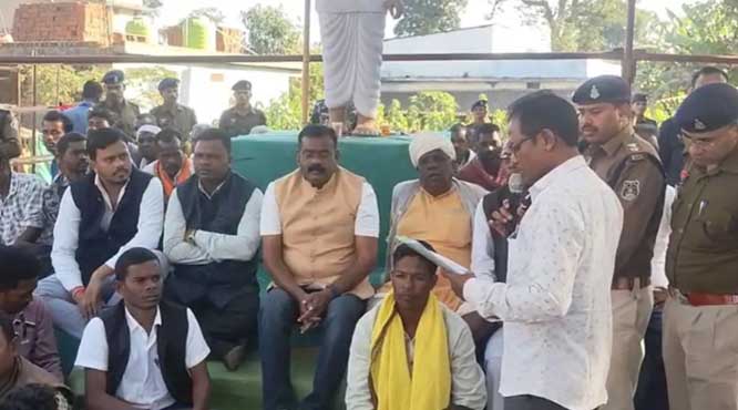 विश्रामपुरी में किसान बाड़ागांव में धान खरीदी केंद्र खुलवाने धरने पर बैठे