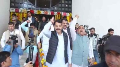 विधानसभा में विशेष सत्र, कांग्रेस ने महात्मा गांधी प्रतिमा के पास विरोध जताया