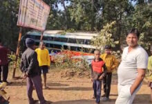 दर्शनार्थियों से भरी बस अनियंत्रित होकर पेड़ से टकराई
