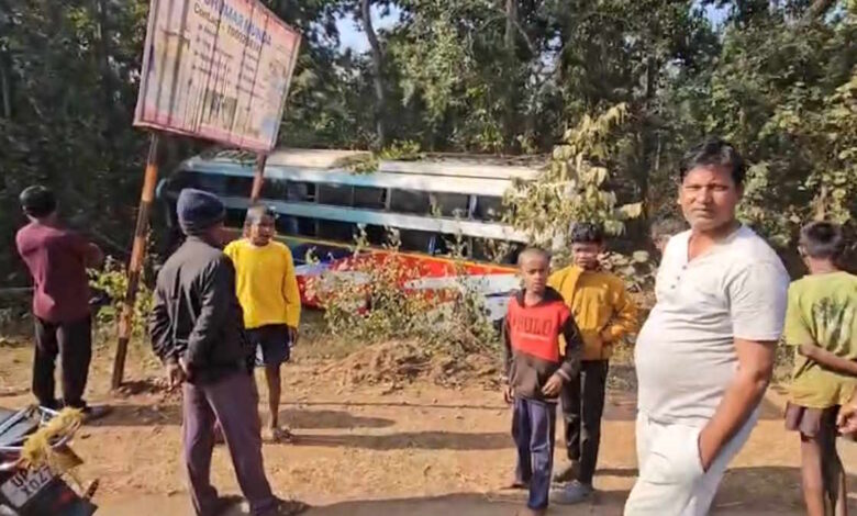 दर्शनार्थियों से भरी बस अनियंत्रित होकर पेड़ से टकराई दर्शनार्थियों से भरी बस अनियंत्रित होकर पेड़ से टकराई