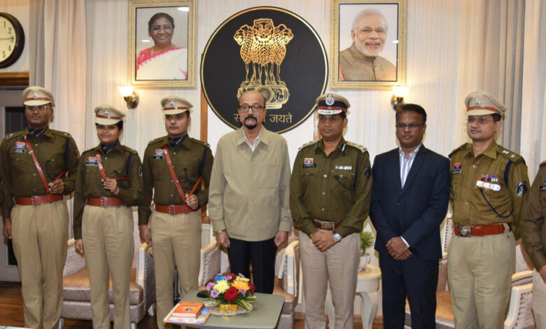 आम जनता के साथ पुलिस संवेदनशीलता के साथ बर्ताव करें – राज्यपाल डेका आम जनता के साथ पुलिस संवेदनशीलता के साथ बर्ताव करें – राज्यपाल डेका