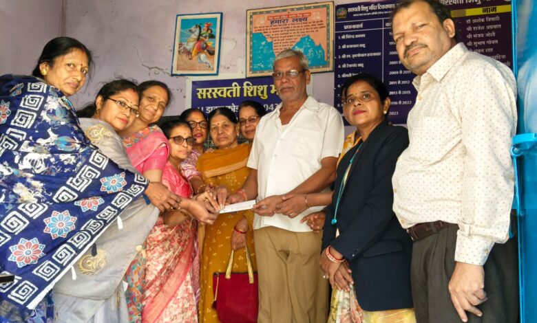 दिगम्बर जैन महिला मंडल ने जरूरतमंद विद्यार्थियों को शाला शुल्क व सामग्री प्रदान की दिगम्बर जैन महिला मंडल ने जरूरतमंद विद्यार्थियों को शाला शुल्क व सामग्री प्रदान की