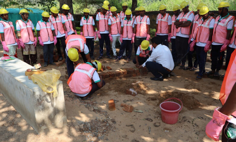 जिन हाथों में कभी बंदूक थीं, वही हाथ अब बनाएँगे गरीबों का आशियाना, 30 युवाओं ने पूरा किया राजमिस्त्री प्रशिक्षण जिन हाथों में कभी बंदूक थीं, वही हाथ अब बनाएँगे गरीबों का आशियाना, 30 युवाओं ने पूरा किया राजमिस्त्री प्रशिक्षण