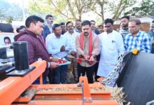 उप मुख्यमंत्री शर्मा ने 2 स्क्वायर बेलर मशीनों का किया लोकार्पण