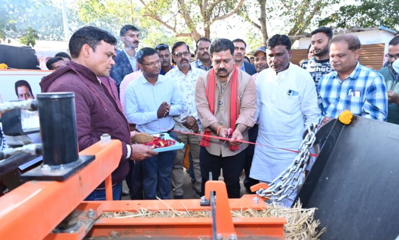 उप मुख्यमंत्री शर्मा ने 2 स्क्वायर बेलर मशीनों का किया लोकार्पण